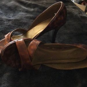 Tortoise peep toe heel